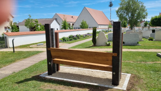 Ruhebank_Friedhof Möttingen Rueckansicht