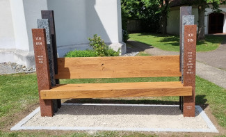Bank mit Kirche  Friedhof Möttingen - Vorderansicht -